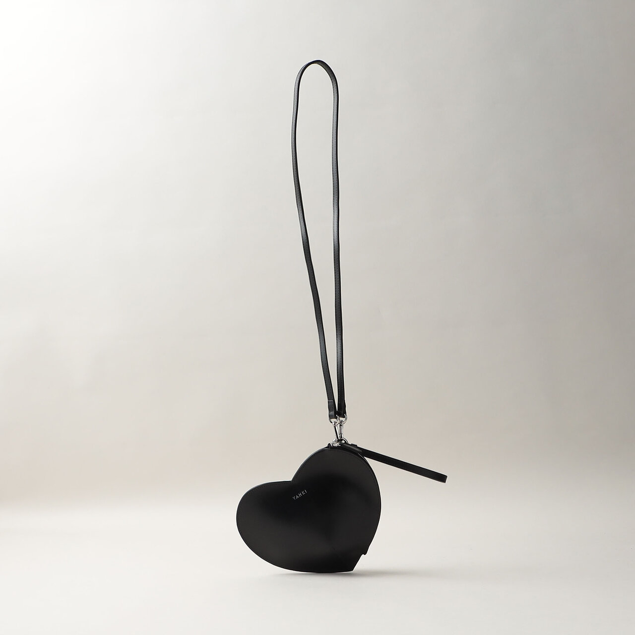 美品✨YAHKI✨即完売品✨別注ハートショルダーバック✨ブラック YAHKI（ヤーキ）の「【別注】＜YAHKI＞674 HEART SHOULDER