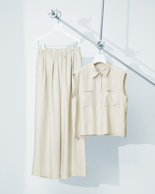 さらっと着られる「BEAUTY&YOUTH」のノースリーブシャツ＆パンツ。