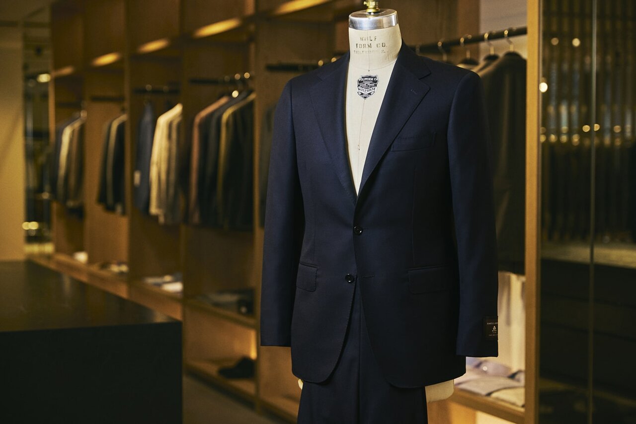 随一のオーセンティック。至高のネイビーカラーで刷新されたUAオリジナルスーツ。