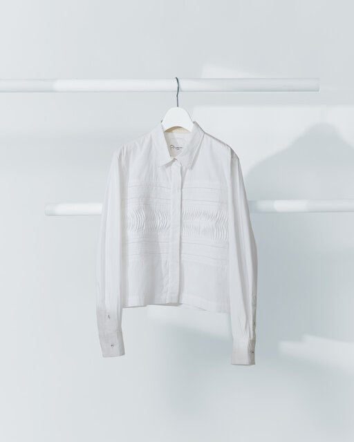 オーガニック素材を使用した「Pheeta」の軽やかなシャツ。