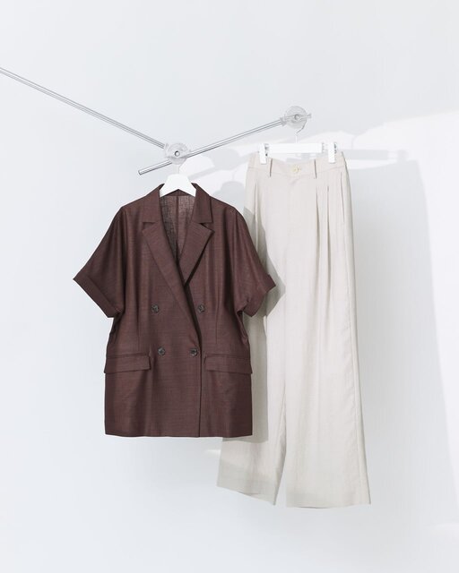 夏を乗り切る、サステナブル素材を使用した「グリーンレーベル リラクシング」のジャケット&パンツ。