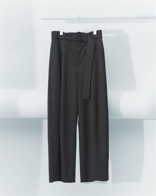 枯渇資源に頼らない環境にやさしい素材を使った「UNITED ARROWS」のワイドパンツ。