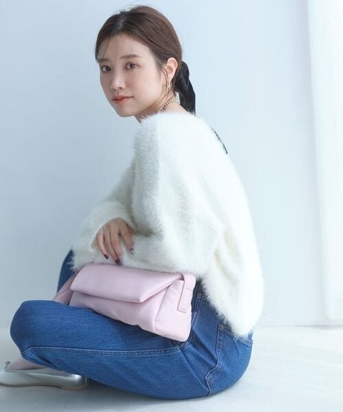 ライトピンクのバッグを持った女性