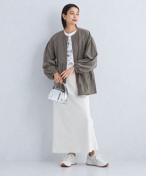 ライトアウターを着た女性