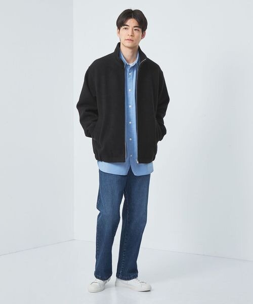 ブルゾンを着た男性