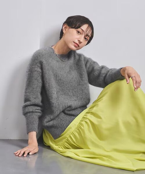 黄色のスカートを履いた女性