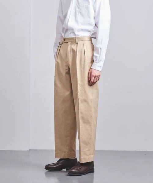 ワイドシルエットのチノパンをはく男性