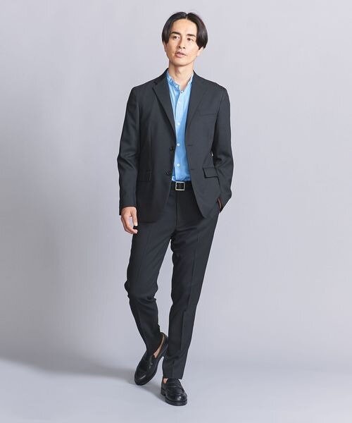 スーツにローファーをあわせた男性