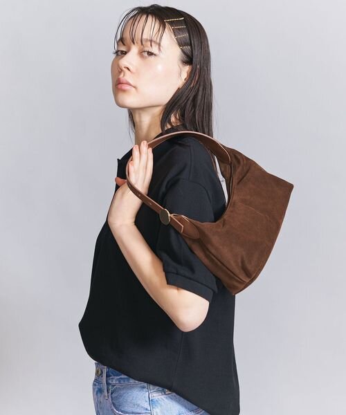ブラウンのバッグを持った女性