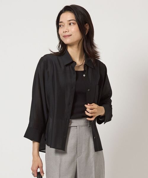黒のシャツを着た女性