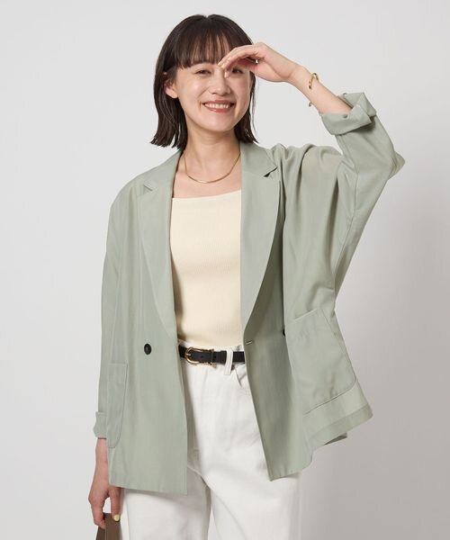 ライムカラーのジャケットを着た女性