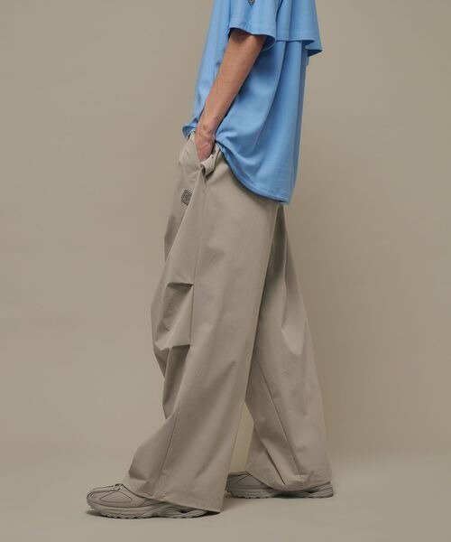 ワイドパンツを着用した男性