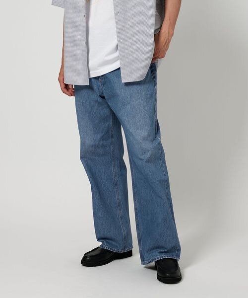 デニムパンツをはいた男性