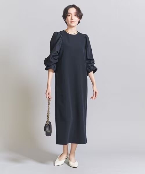 上品なワンピースを着た女性
