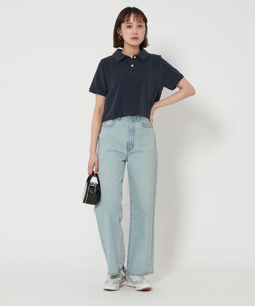 ネイビーのトップスとデニムパンツのコーデ