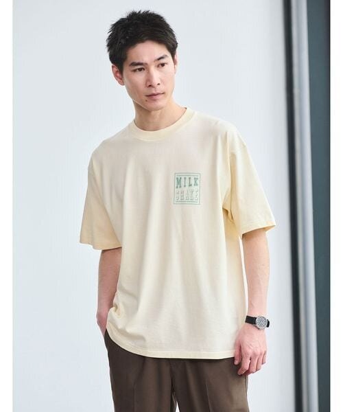 ロゴ入りTシャツを着用した男性