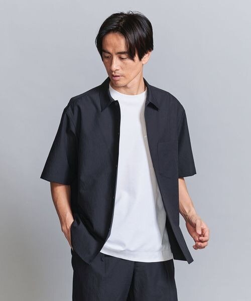 きれいめなシャツを着用した男性