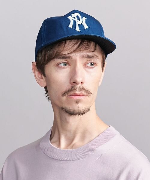 ミディアムヘアにキャップを被った男性