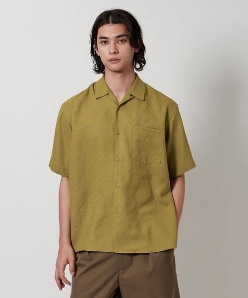 カーキのシャツを着た男性