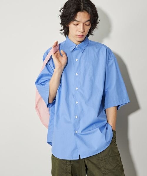 ゆったりとした青シャツを着ている男性