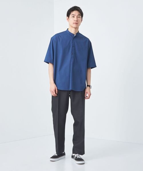 青シャツにきれいめなパンツをあわせたコーデ