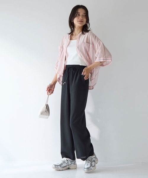 イージーパンツにスニーカーをあわせた女性