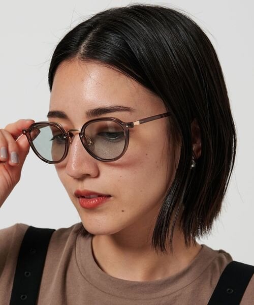 サングラスをかけた女性