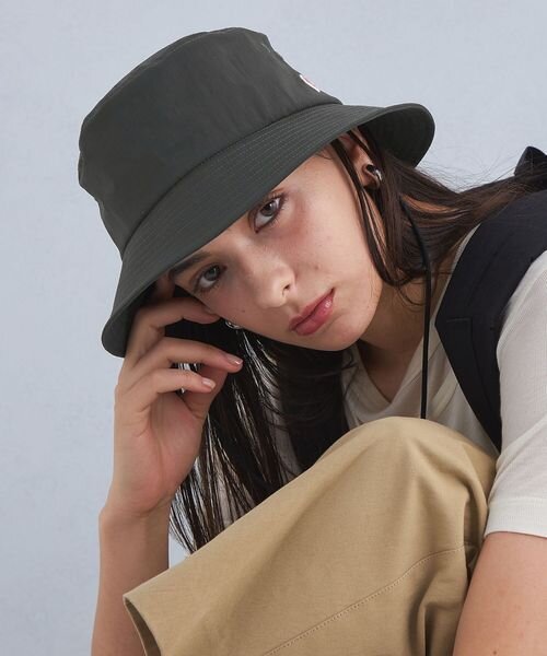 ダークグレーのバケットハットをかぶった女性