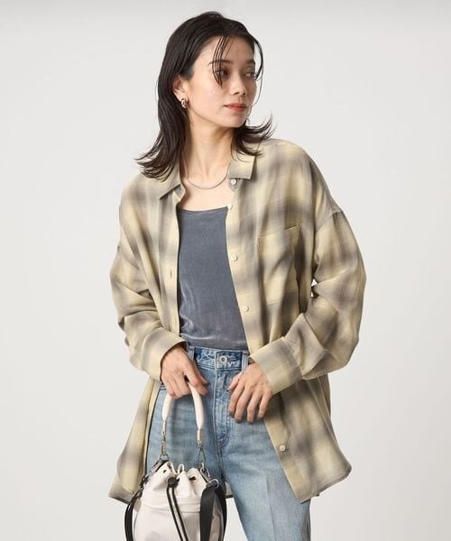 チェック柄のシャツを着た女性