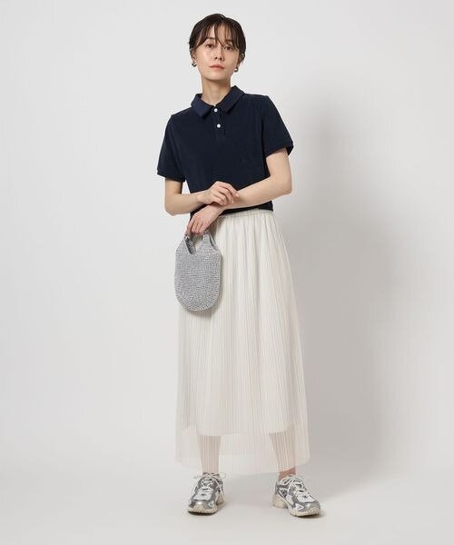 白のフレアスカートを着た女性