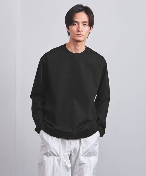 長袖カットソーを着た男性