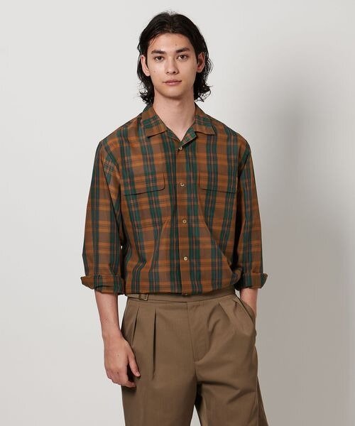 チェック柄のシャツを着た男性