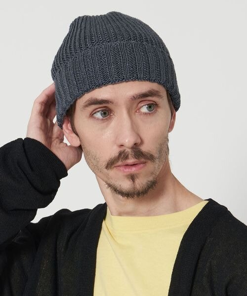 ニット帽をかぶった男性