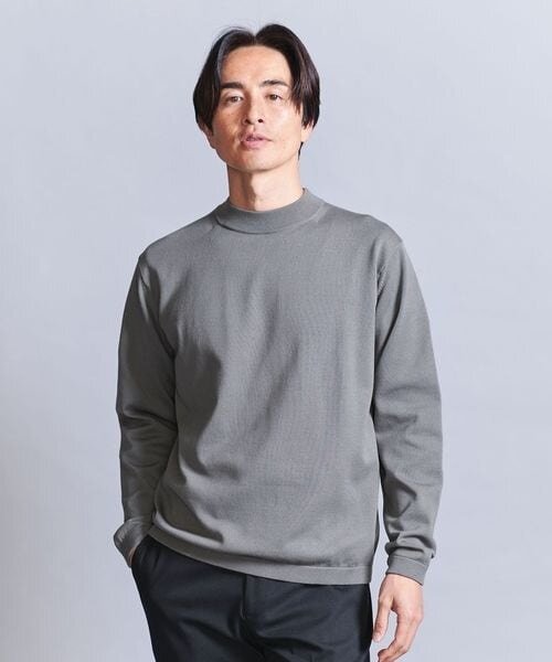グレーのニットを着た男性