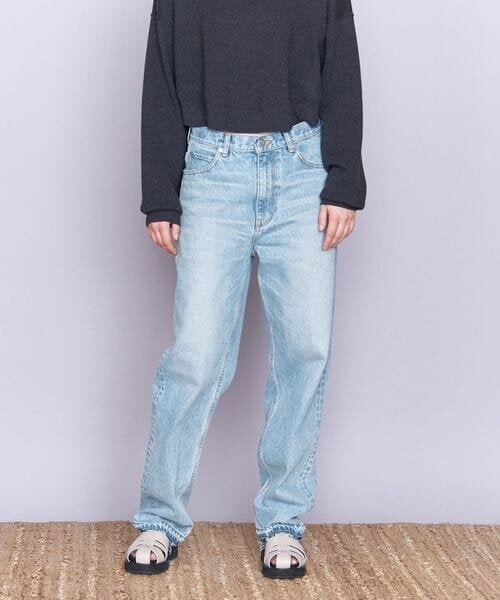 デニムパンツをはいた女性