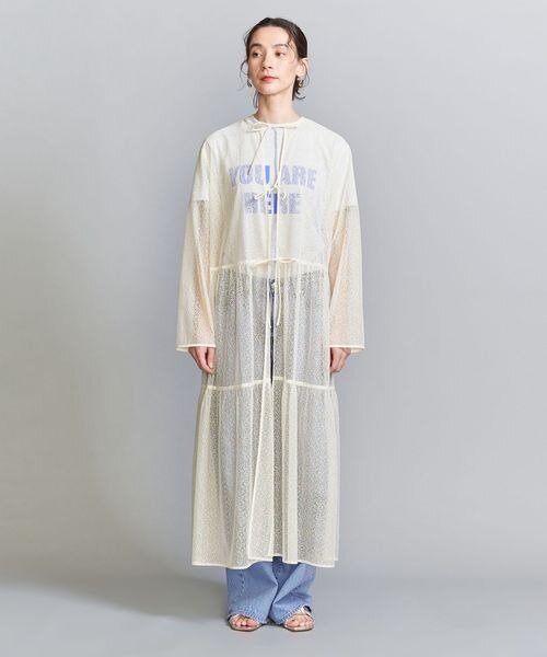 レースのワンピースを着た女性