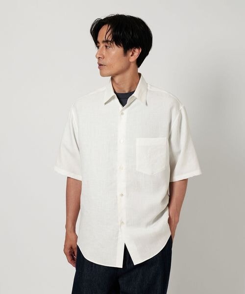半袖の白シャツを着た男性