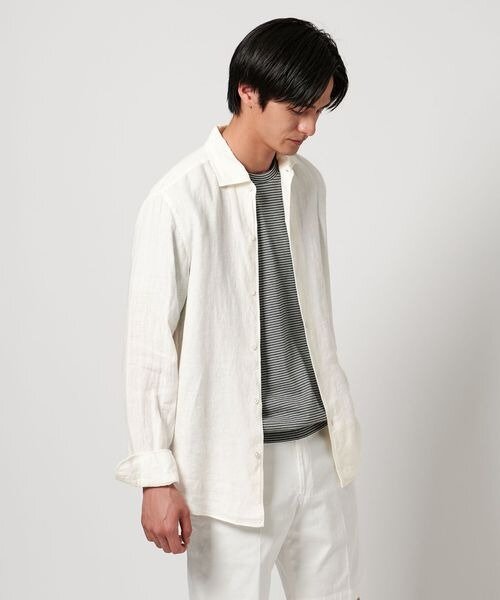 リネンシャツを着た男性
