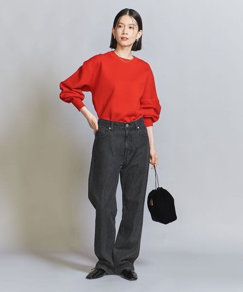 鮮やかなニットのデニムコーデ