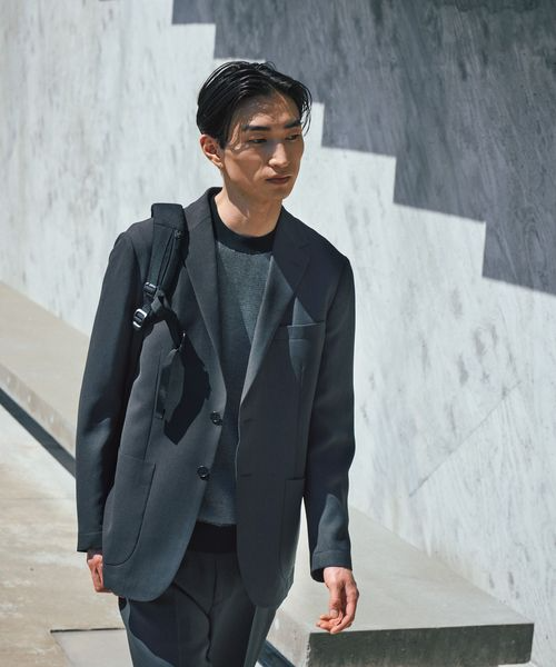 スーツにリュックを背負った男性