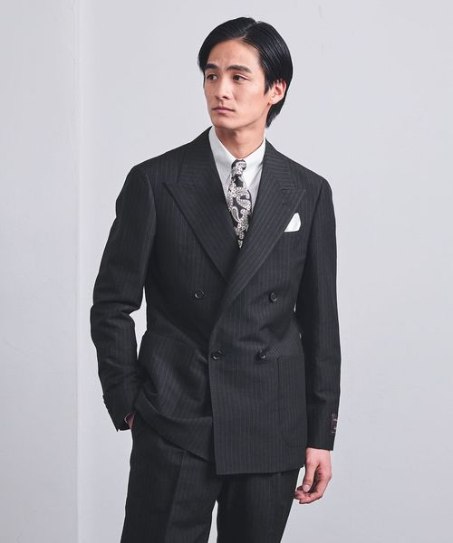 ダブルスーツを着た男性