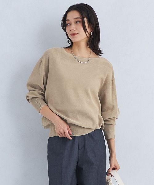 ベージュのニットを着た女性