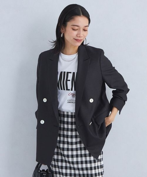 ネイビーのジャケットを着た女性