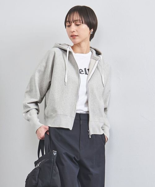 パーカーを着た女性