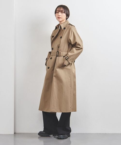 トレンチコートを着た女性