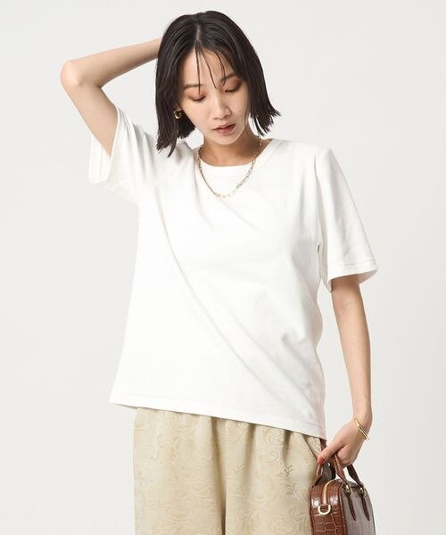 白のTシャツを着ている女性