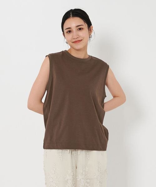 ダークブラウンのノースリーブを着ている女性