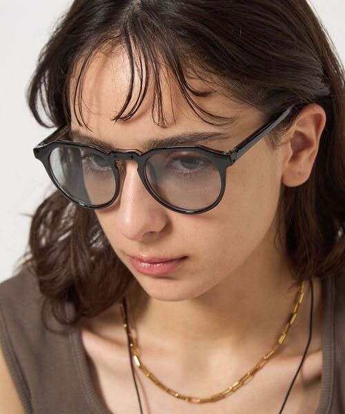 サングラスをしている女性