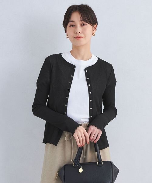 黒のカーディガンを着た女性