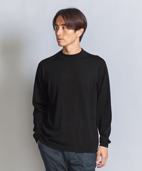 黒いトップスを着た男性